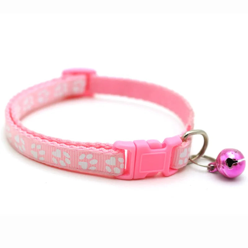COLLIER MOTIF EMPREINTES DE CHAT AVEC CLOCHETTE