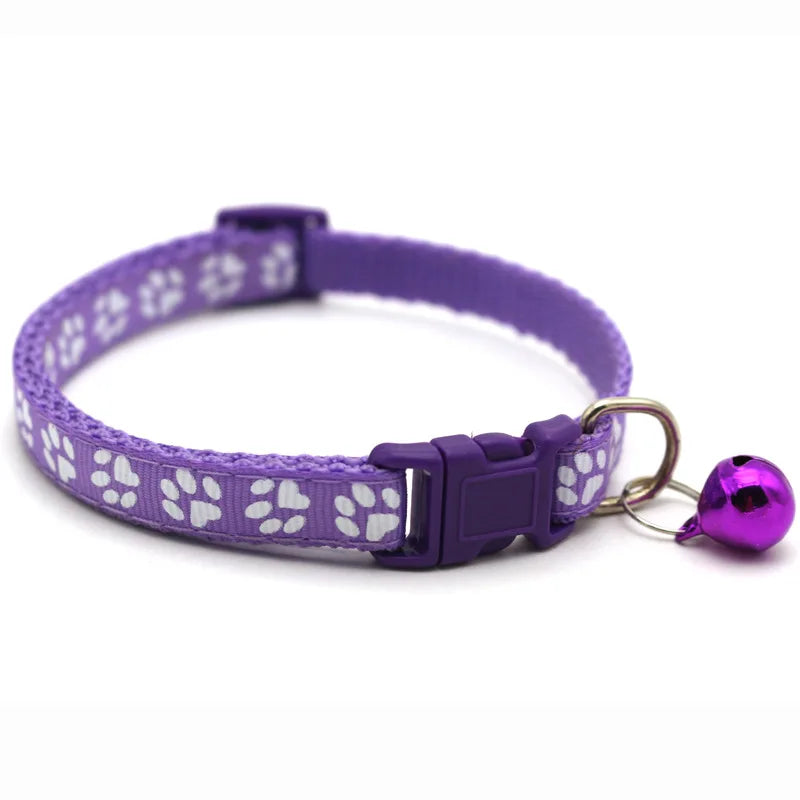 COLLIER MOTIF EMPREINTES DE CHAT AVEC CLOCHETTE