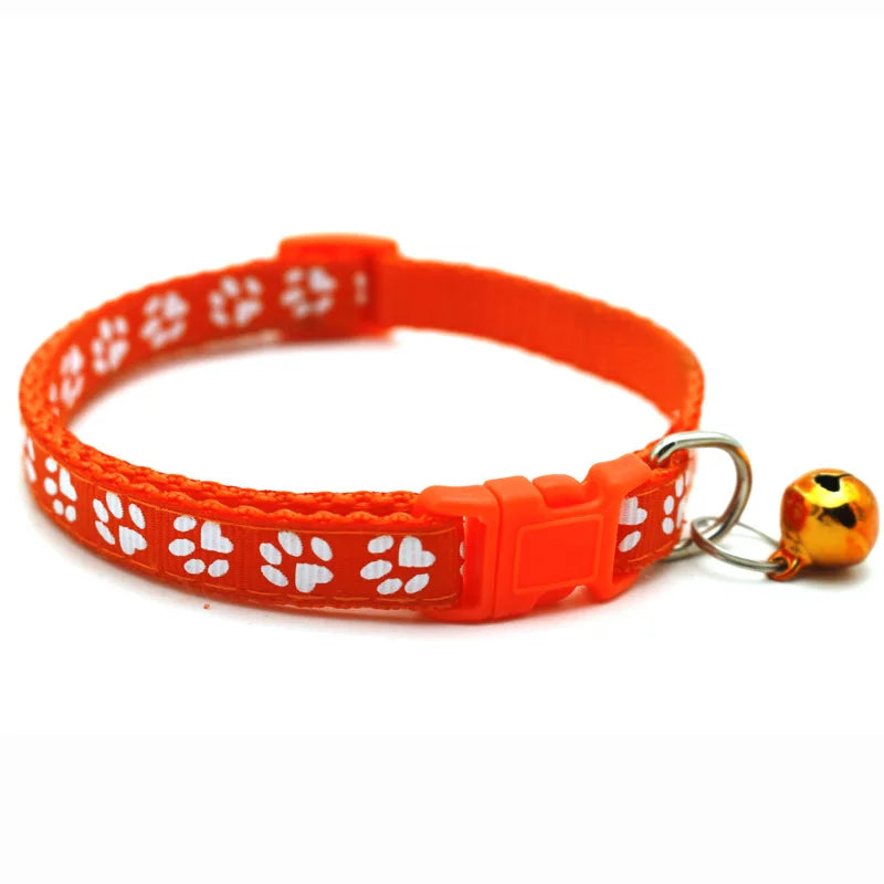COLLIER MOTIF EMPREINTES DE CHAT AVEC CLOCHETTE