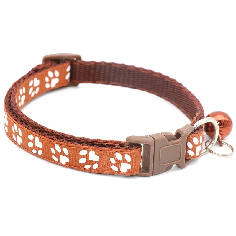 COLLIER MOTIF EMPREINTES DE CHAT AVEC CLOCHETTE