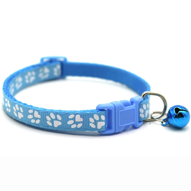 COLLIER MOTIF EMPREINTES DE CHAT AVEC CLOCHETTE