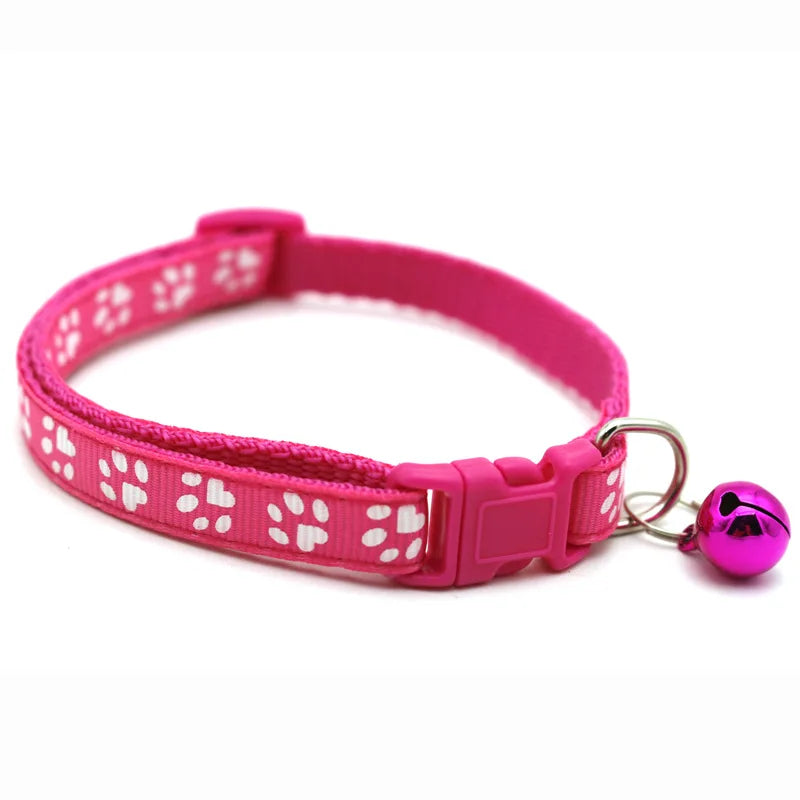 COLLIER MOTIF EMPREINTES DE CHAT AVEC CLOCHETTE