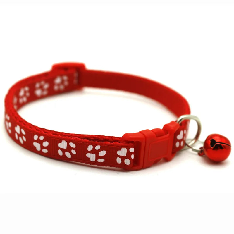 COLLIER MOTIF EMPREINTES DE CHAT AVEC CLOCHETTE
