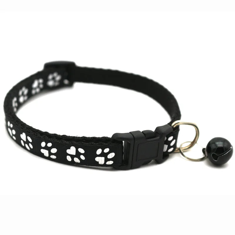 COLLIER MOTIF EMPREINTES DE CHAT AVEC CLOCHETTE